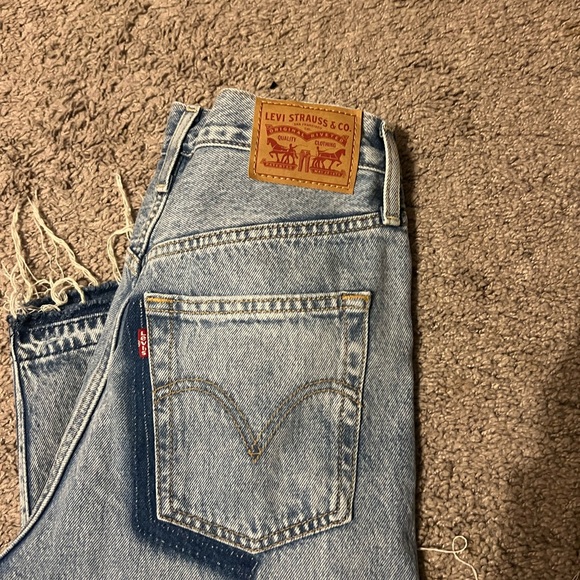 Levi's Women's Ribcage Straight Ankle Jeans, Light Indigo Destructed, 28 - Picture 2 of 6